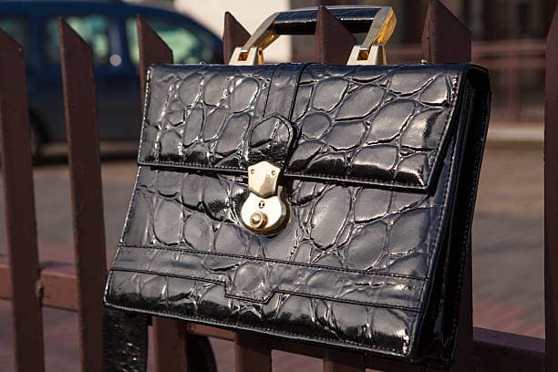 کیف چرم مشکی در اندازه و طرح های مختلف